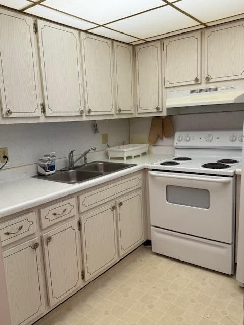 For Sale: $74,900 (1 beds, 1 baths, 612 Square Feet)