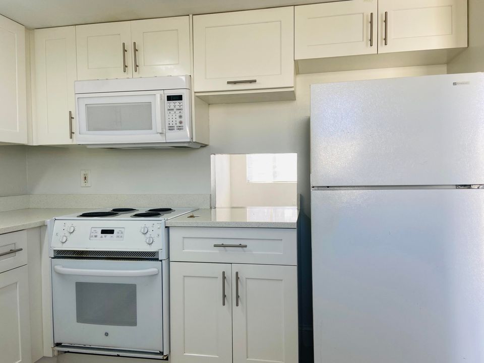 For Rent: $1,700 (1 beds, 1 baths, 660 Square Feet)