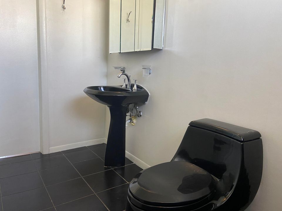 For Rent: $1,700 (1 beds, 1 baths, 660 Square Feet)