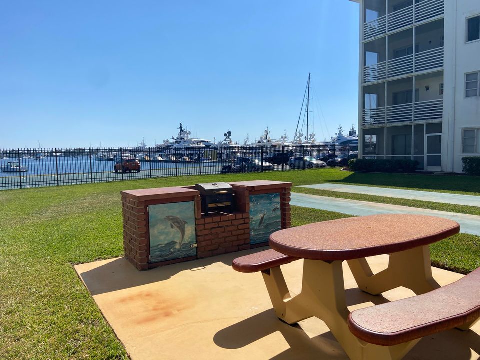 For Rent: $1,700 (1 beds, 1 baths, 660 Square Feet)