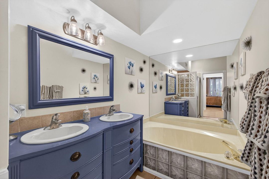 For Sale: $595,000 (2 beds, 2 baths, 1347 Square Feet)