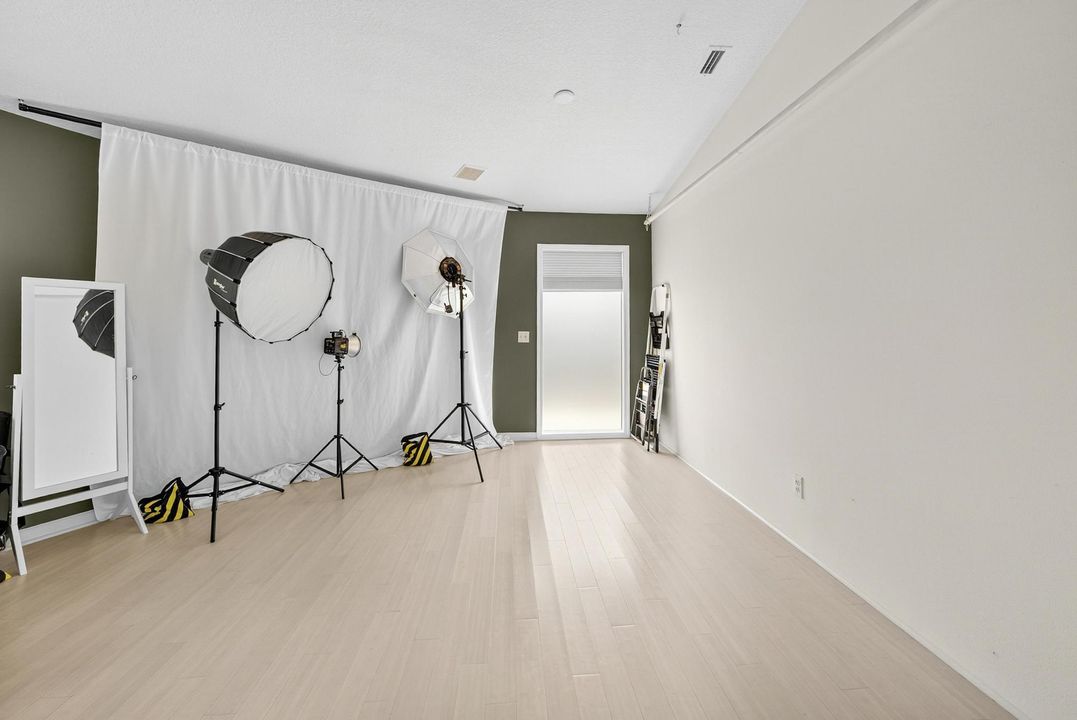 For Sale: $800,000 (3 beds, 2 baths, 2100 Square Feet)