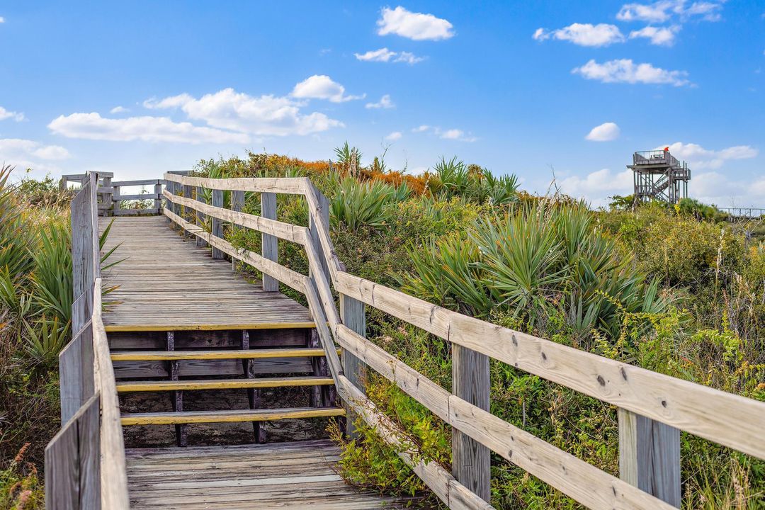 For Sale: $800,000 (3 beds, 2 baths, 2100 Square Feet)