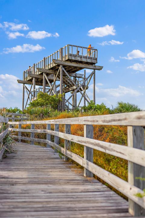 For Sale: $800,000 (3 beds, 2 baths, 2100 Square Feet)