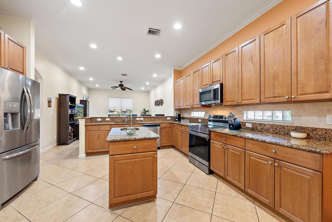 На продажу: $729,000 (5 спален, 4 ванн, 3380 Квадратных фут)