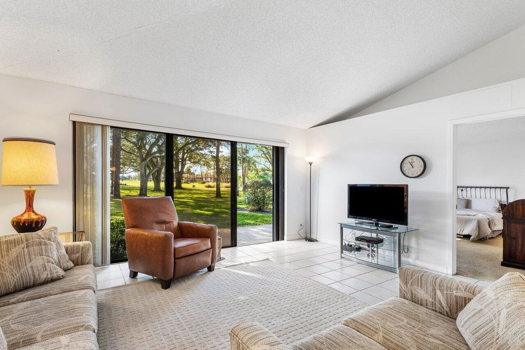 For Sale: $450,000 (2 beds, 2 baths, 1135 Square Feet)