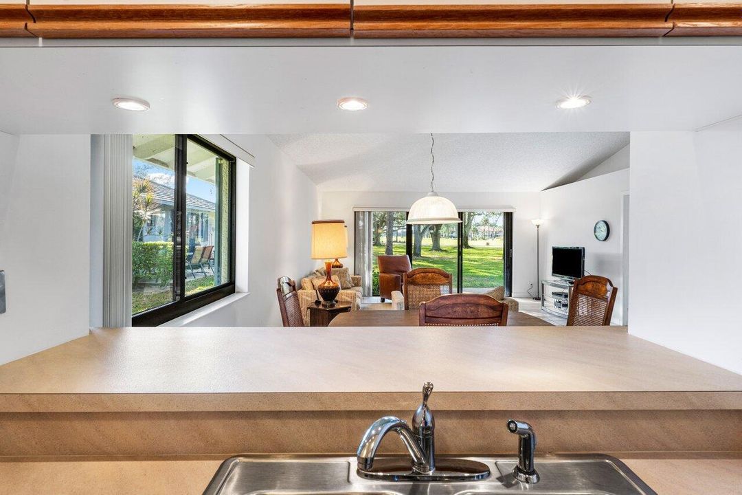 For Sale: $450,000 (2 beds, 2 baths, 1135 Square Feet)