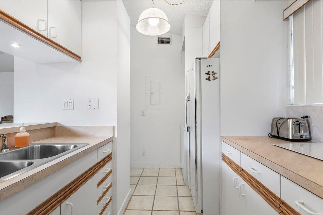 For Sale: $450,000 (2 beds, 2 baths, 1135 Square Feet)