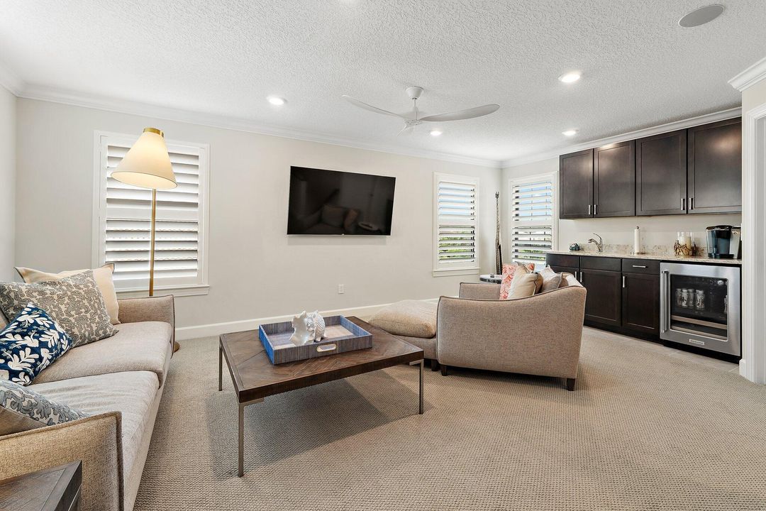 На продажу: $2,595,000 (4 спален, 4 ванн, 3919 Квадратных фут)