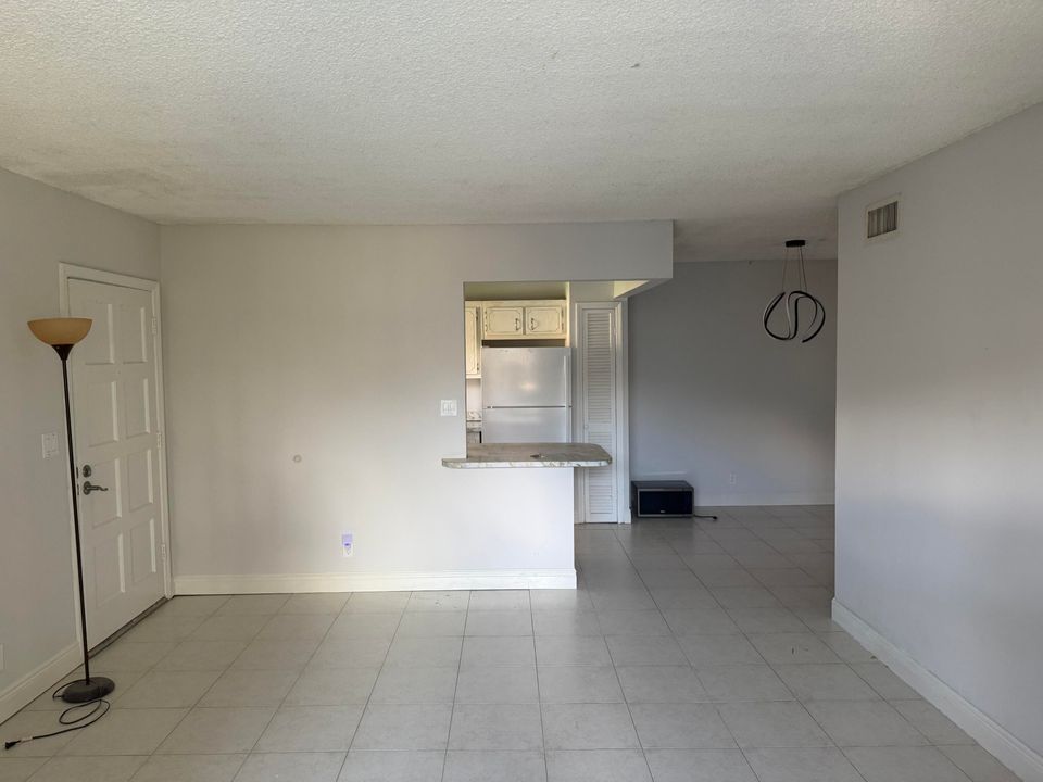 For Rent: $1,775 (1 beds, 1 baths, 729 Square Feet)