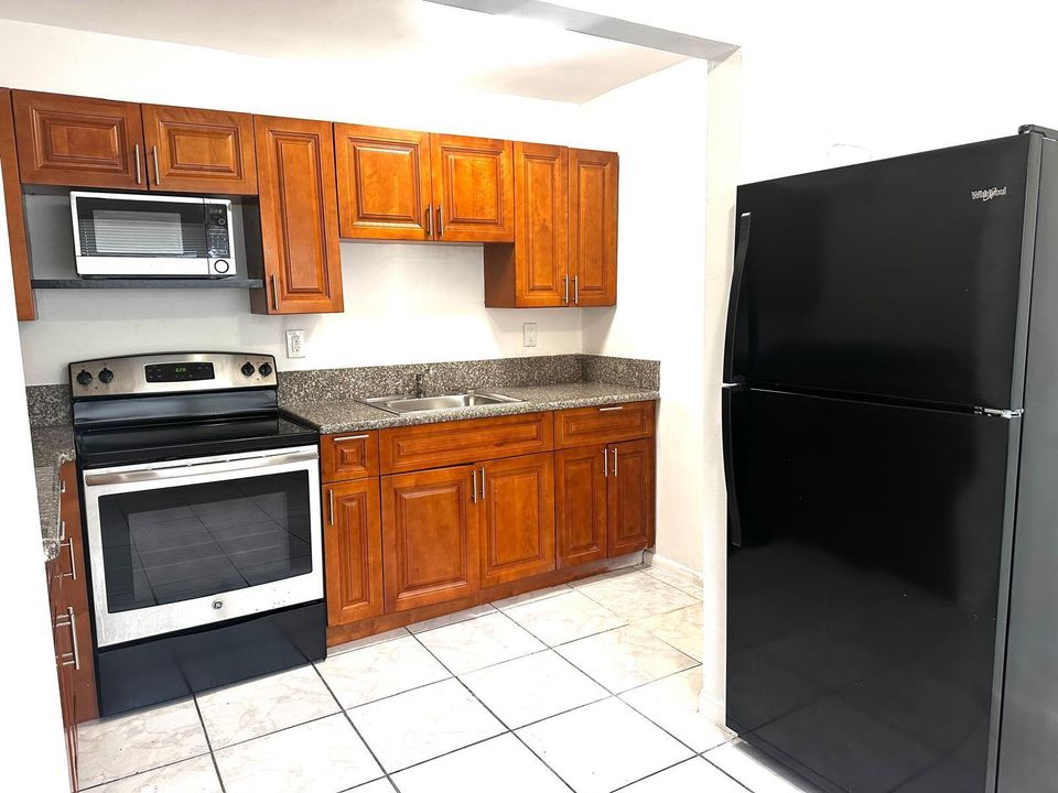 For Rent: $1,900 (2 beds, 1 baths, 773 Square Feet)