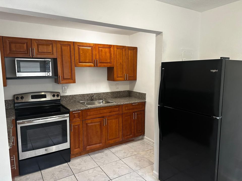 For Rent: $1,900 (2 beds, 1 baths, 773 Square Feet)
