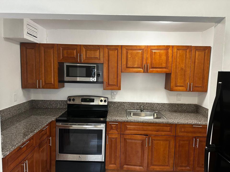 For Rent: $1,900 (2 beds, 1 baths, 773 Square Feet)