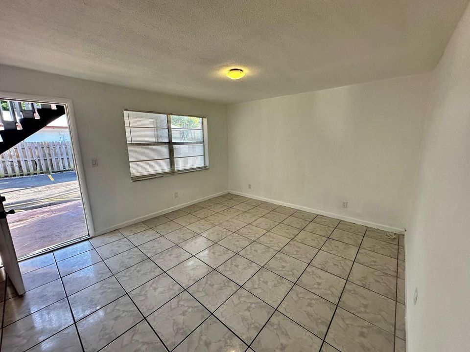 For Rent: $1,900 (2 beds, 1 baths, 773 Square Feet)