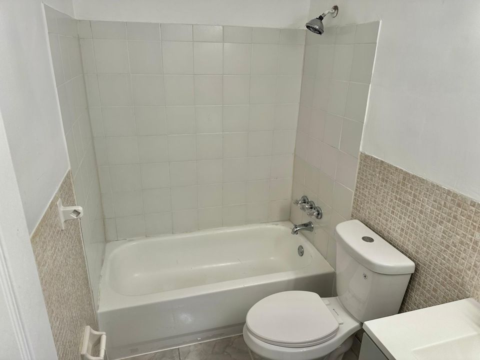 For Rent: $1,900 (2 beds, 1 baths, 773 Square Feet)