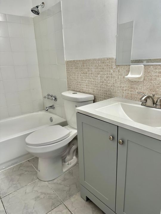 For Rent: $1,900 (2 beds, 1 baths, 773 Square Feet)