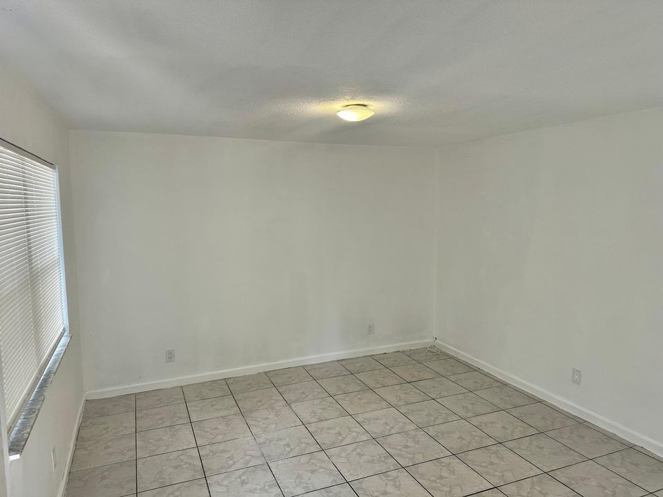 For Rent: $1,900 (2 beds, 1 baths, 773 Square Feet)