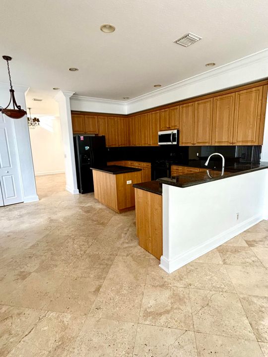 For Sale: $775,000 (6 beds, 4 baths, 3800 Square Feet)