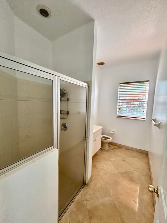 For Sale: $775,000 (6 beds, 4 baths, 3800 Square Feet)