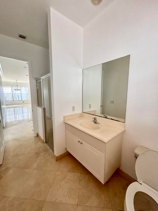 For Sale: $775,000 (6 beds, 4 baths, 3800 Square Feet)