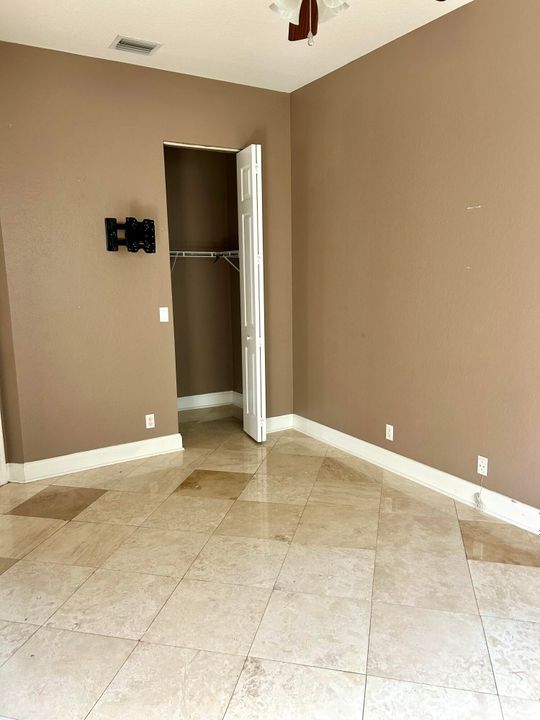 For Sale: $775,000 (6 beds, 4 baths, 3800 Square Feet)