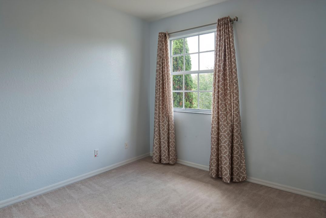 For Rent: $2,100 (3 beds, 2 baths, 900 Square Feet)