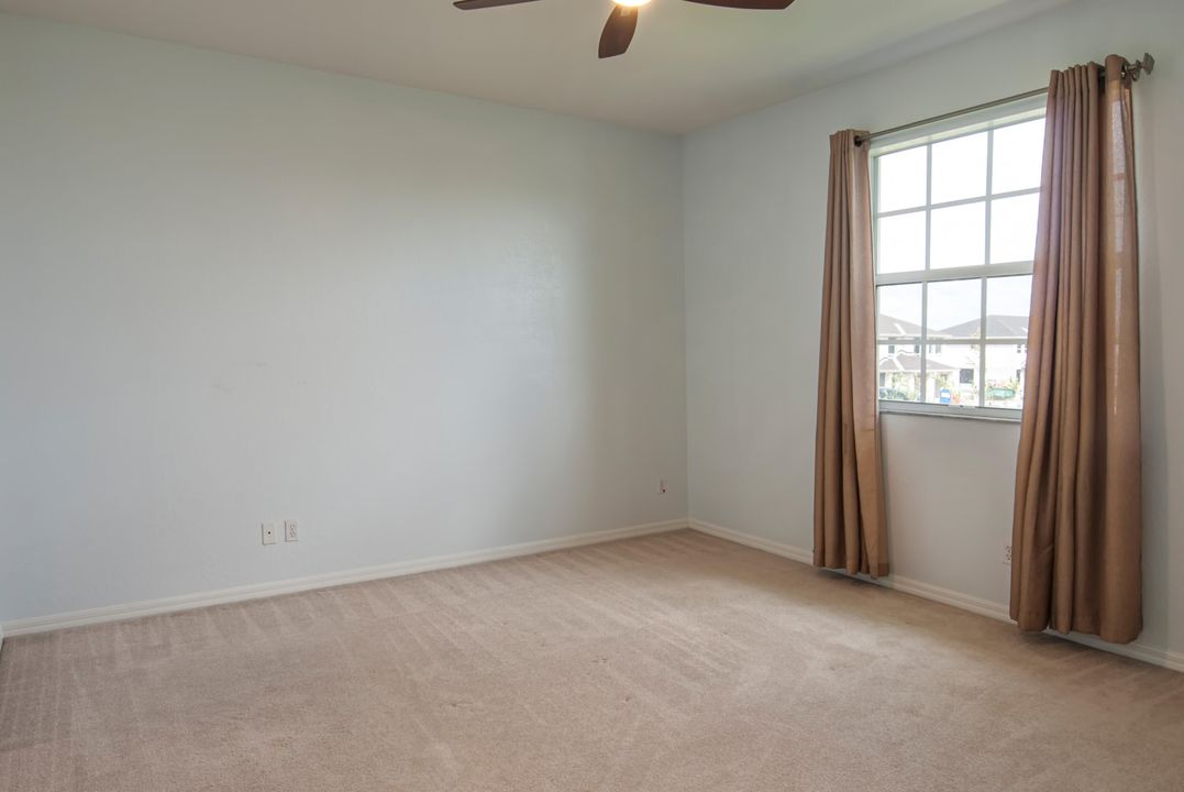 For Rent: $2,100 (3 beds, 2 baths, 900 Square Feet)