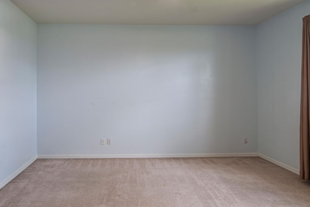 For Rent: $2,100 (3 beds, 2 baths, 900 Square Feet)