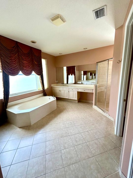 For Sale: $775,000 (6 beds, 4 baths, 3800 Square Feet)