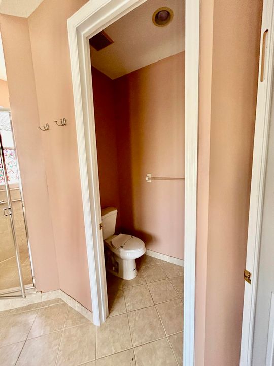 For Sale: $775,000 (6 beds, 4 baths, 3800 Square Feet)