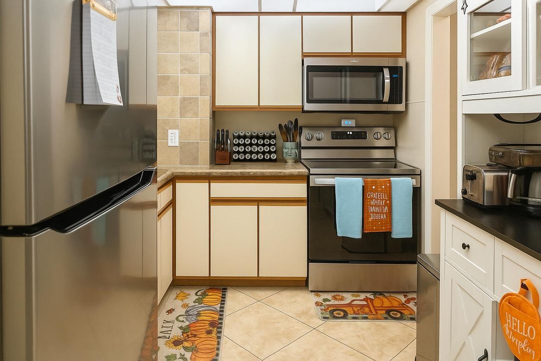 For Sale: $175,000 (2 beds, 2 baths, 994 Square Feet)