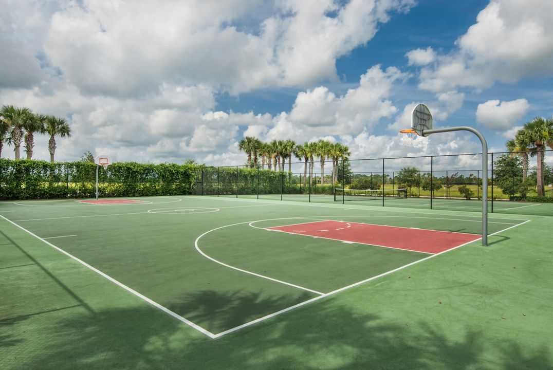 For Rent: $2,100 (3 beds, 2 baths, 900 Square Feet)