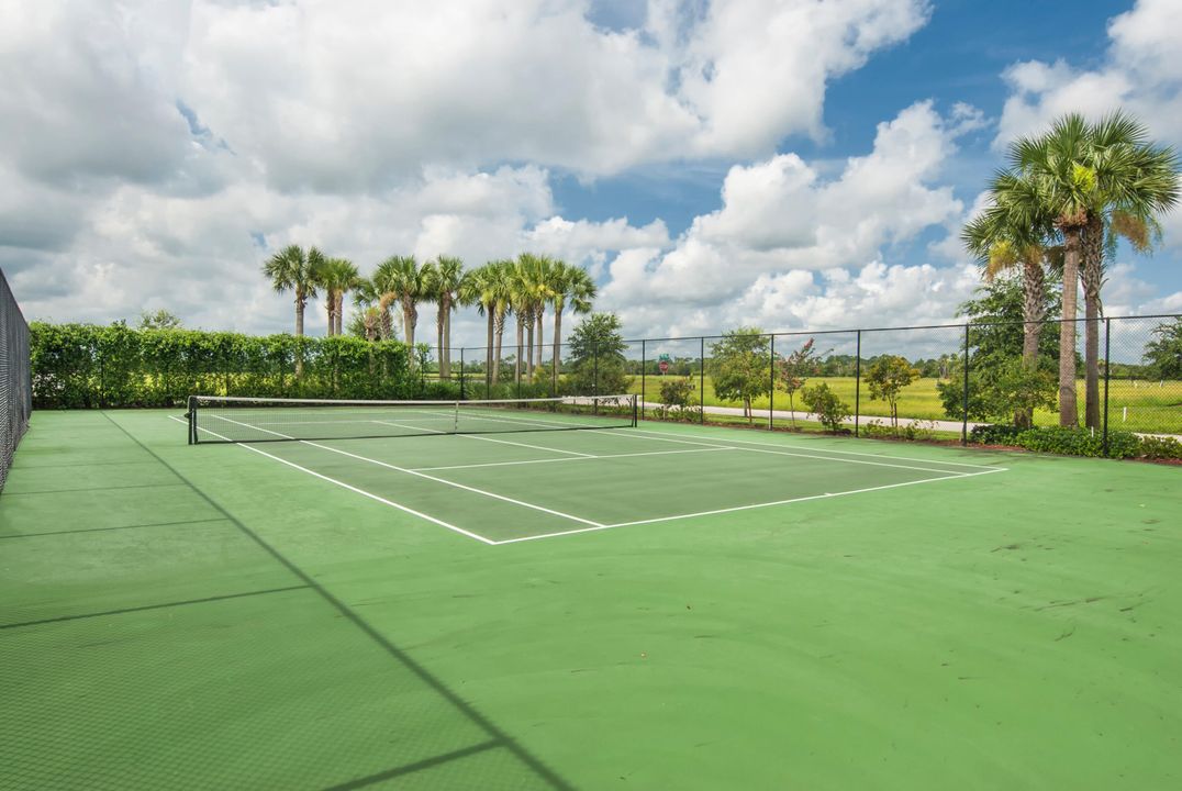 For Rent: $2,100 (3 beds, 2 baths, 900 Square Feet)