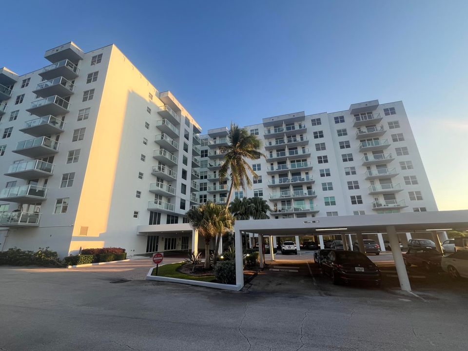 待售: $345,000 (1 贝兹, 1 浴室, 952 平方英尺)