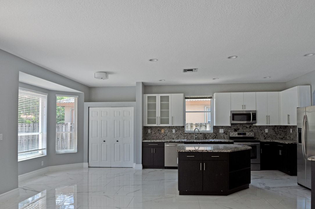 En Renta: $5,800 (4 camas, 2 baños, 3284 Pies cuadrados)