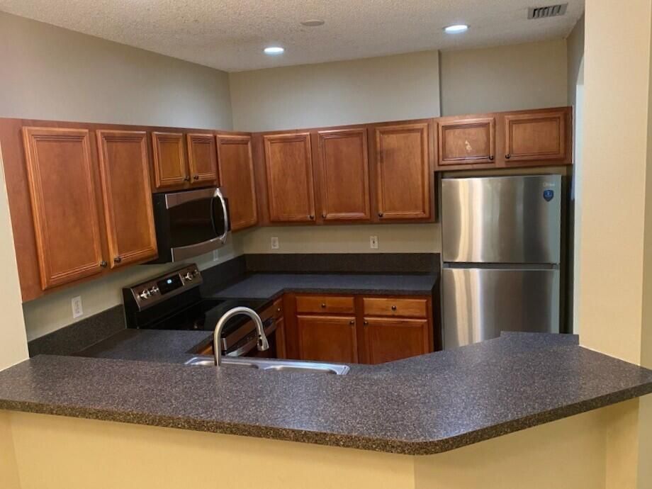 Active With Contract: $2,300 (2 beds, 2 baths, 1325 Square Feet)