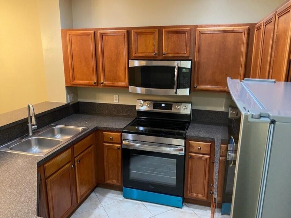 Active With Contract: $2,300 (2 beds, 2 baths, 1325 Square Feet)