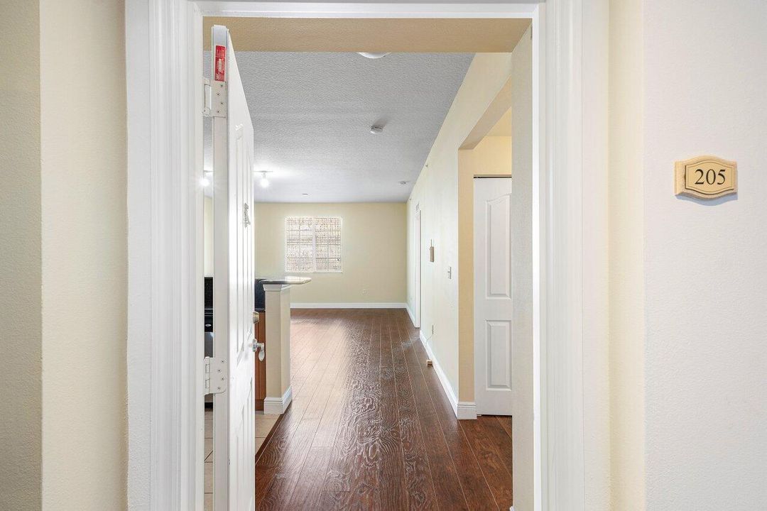 For Rent: $2,895 (1 beds, 1 baths, 864 Square Feet)