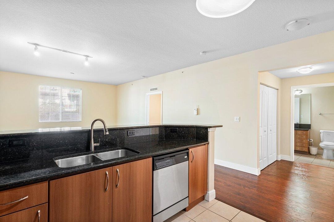 For Rent: $2,895 (1 beds, 1 baths, 864 Square Feet)