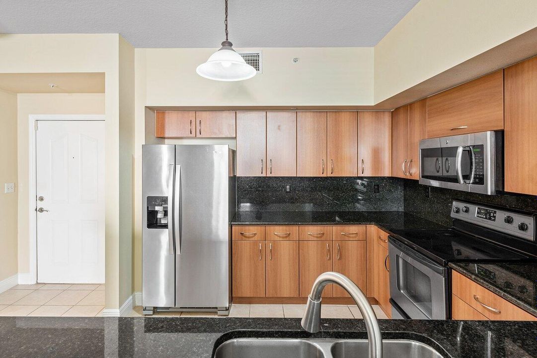 For Rent: $2,895 (1 beds, 1 baths, 864 Square Feet)