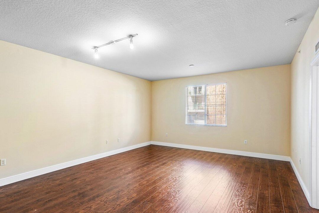 For Rent: $2,895 (1 beds, 1 baths, 864 Square Feet)