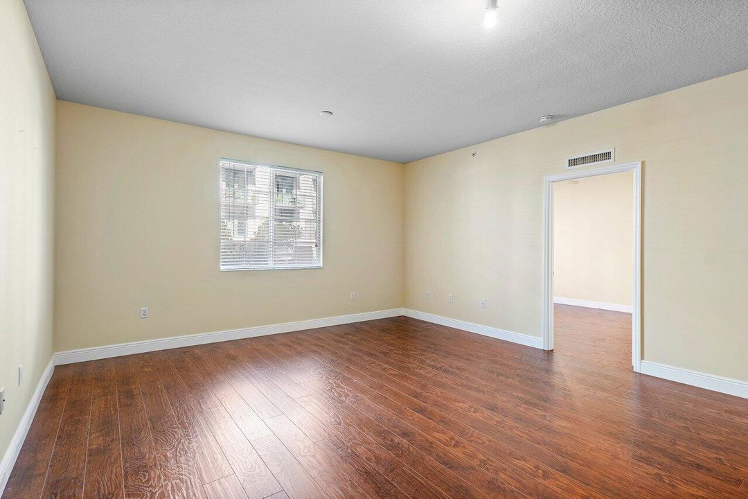 For Rent: $2,895 (1 beds, 1 baths, 864 Square Feet)