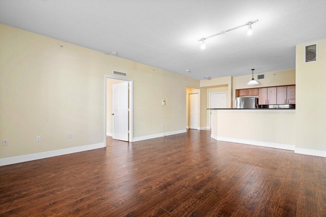 For Rent: $2,895 (1 beds, 1 baths, 864 Square Feet)