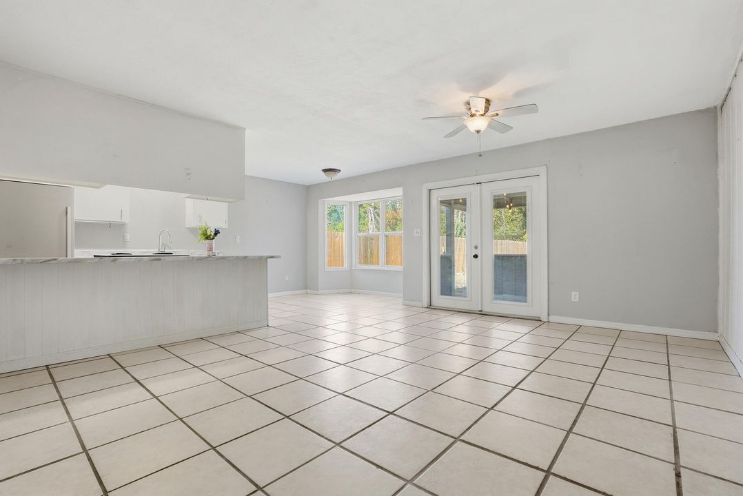 待售: $230,000 (3 贝兹, 2 浴室, 1030 平方英尺)