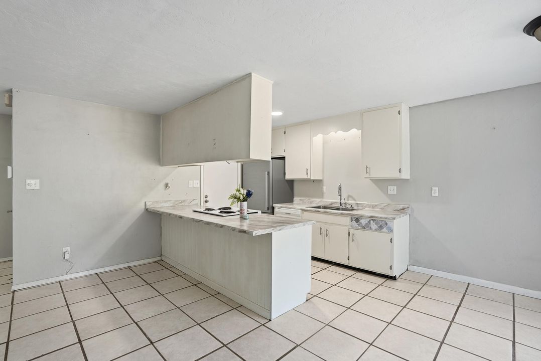 待售: $230,000 (3 贝兹, 2 浴室, 1030 平方英尺)