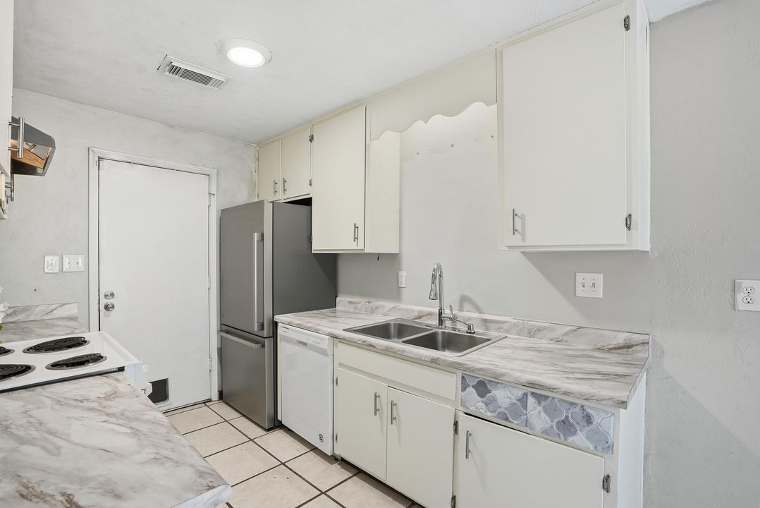 待售: $230,000 (3 贝兹, 2 浴室, 1030 平方英尺)