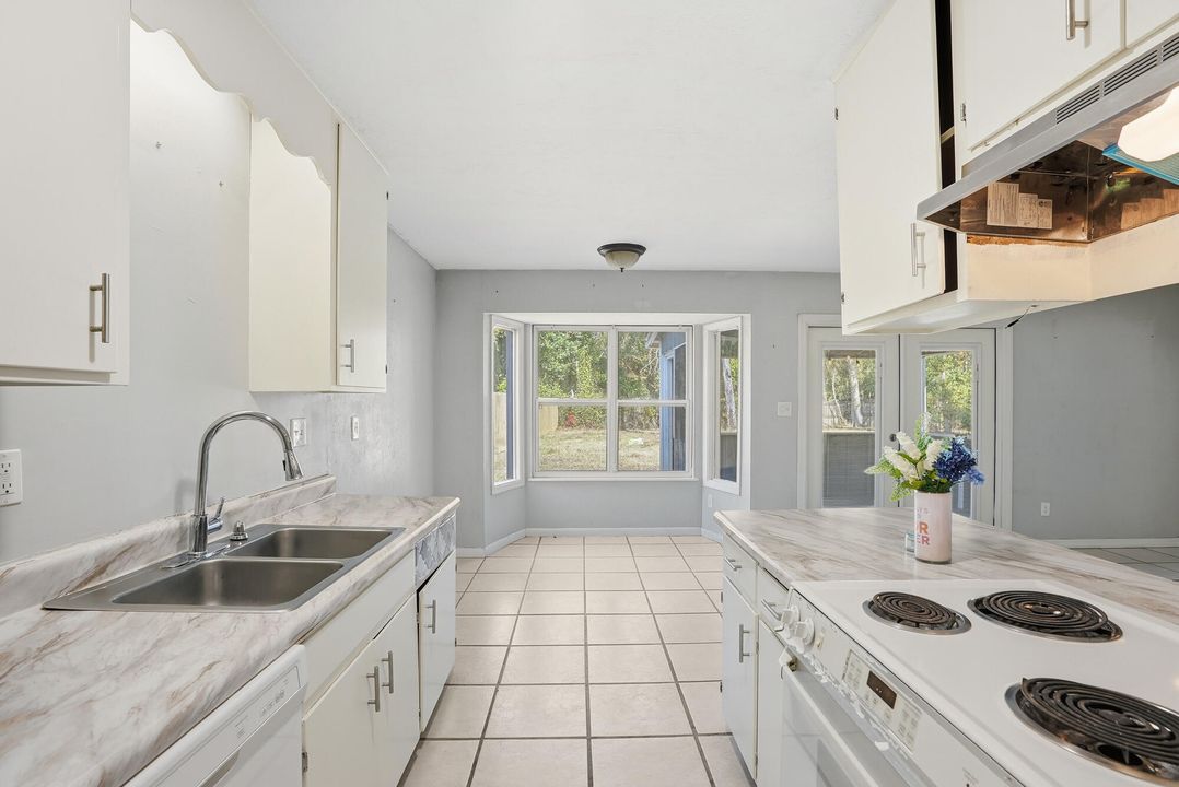 待售: $230,000 (3 贝兹, 2 浴室, 1030 平方英尺)