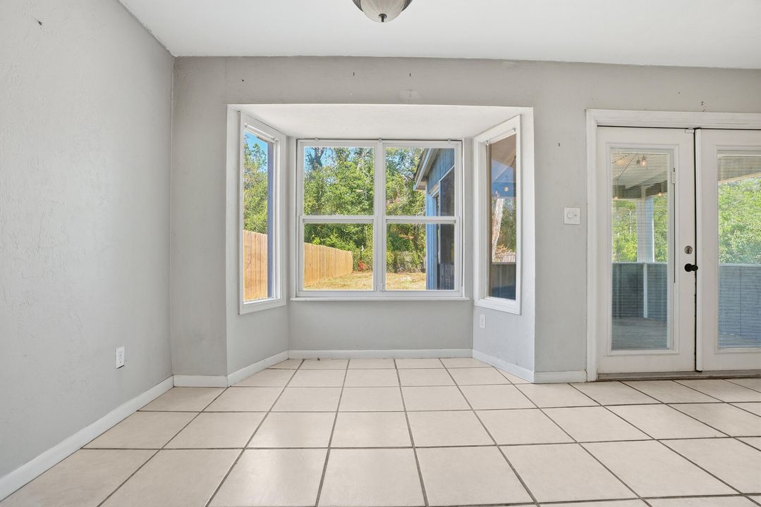 待售: $230,000 (3 贝兹, 2 浴室, 1030 平方英尺)