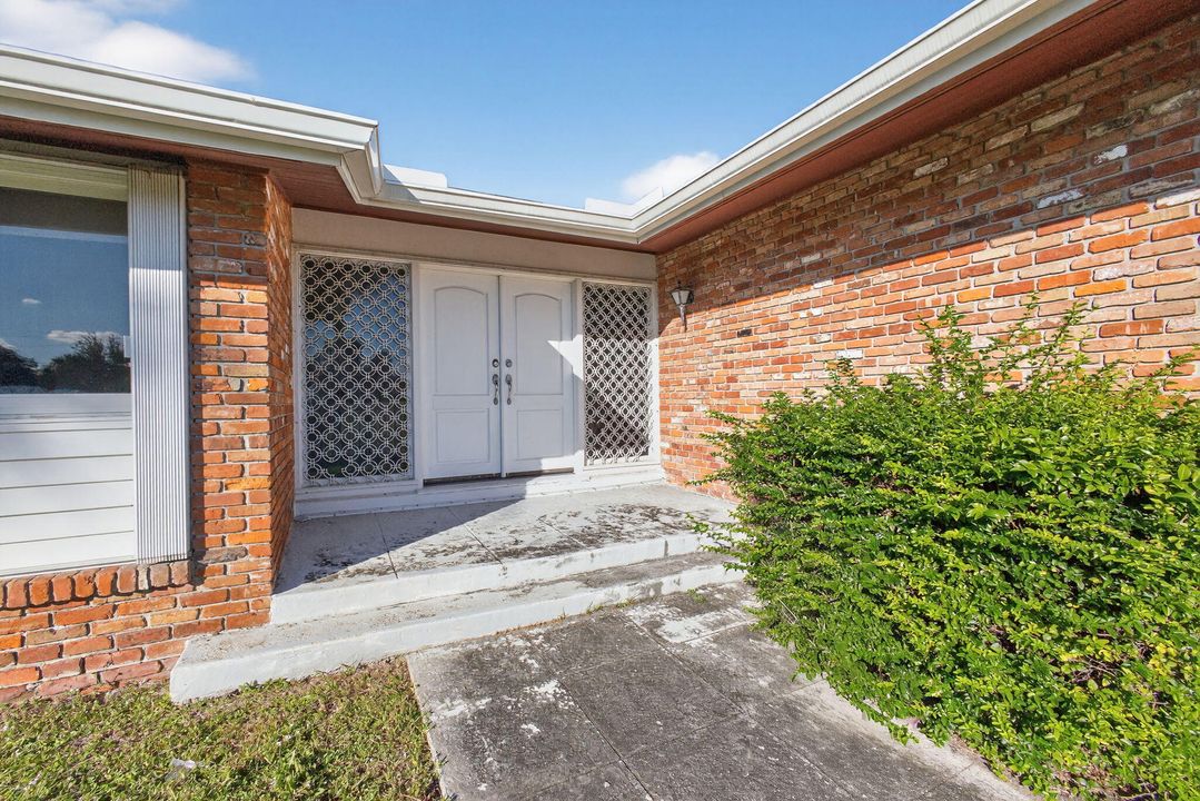 For Sale: $999,000 (3 beds, 2 baths, 2596 Square Feet)