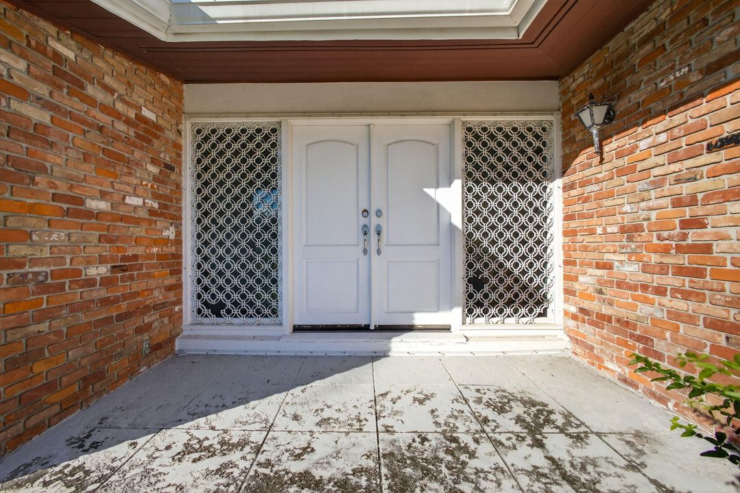 For Sale: $999,000 (3 beds, 2 baths, 2596 Square Feet)